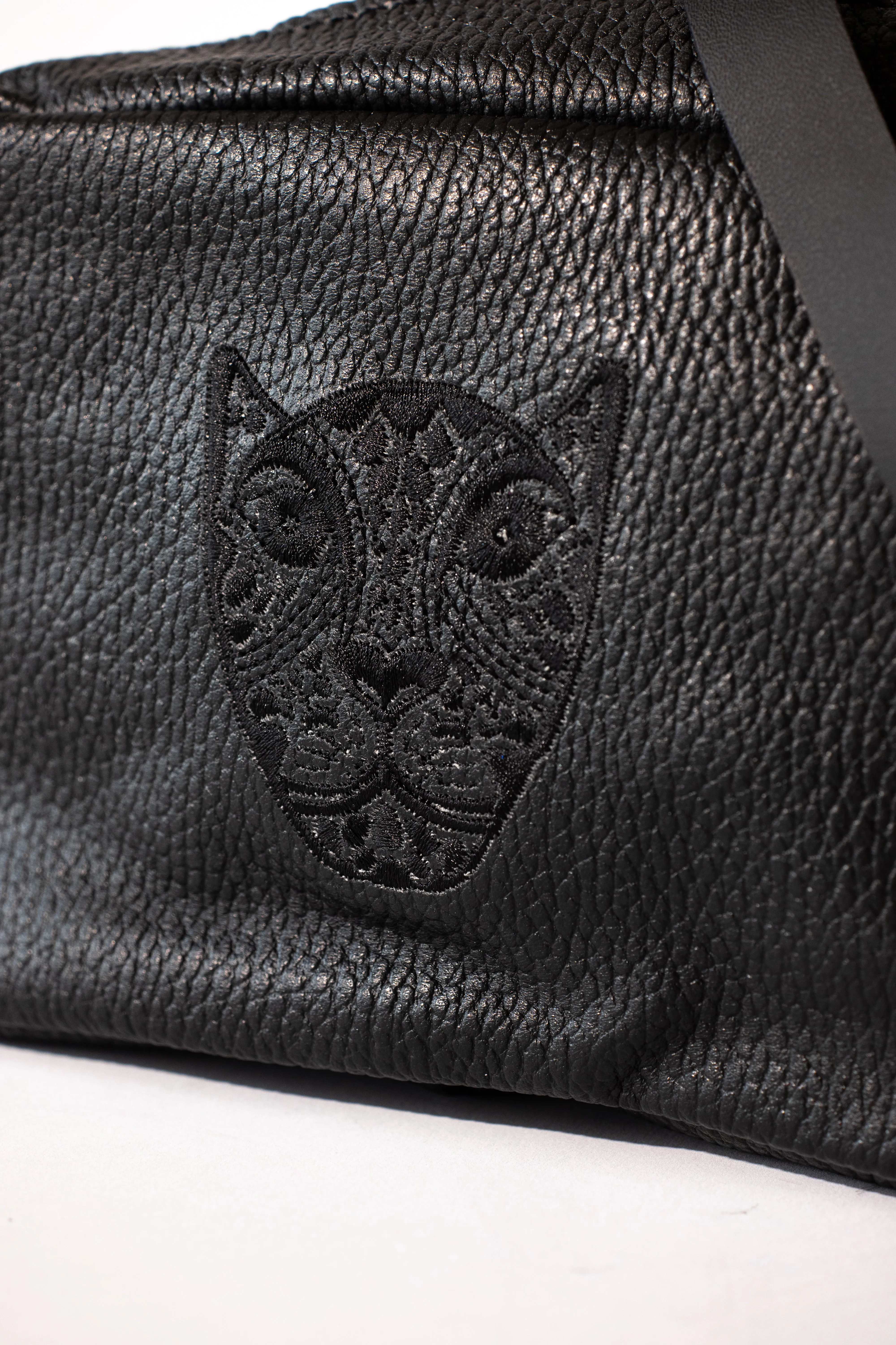 JAGUAR LUCIA CROSSBODY// BLACK