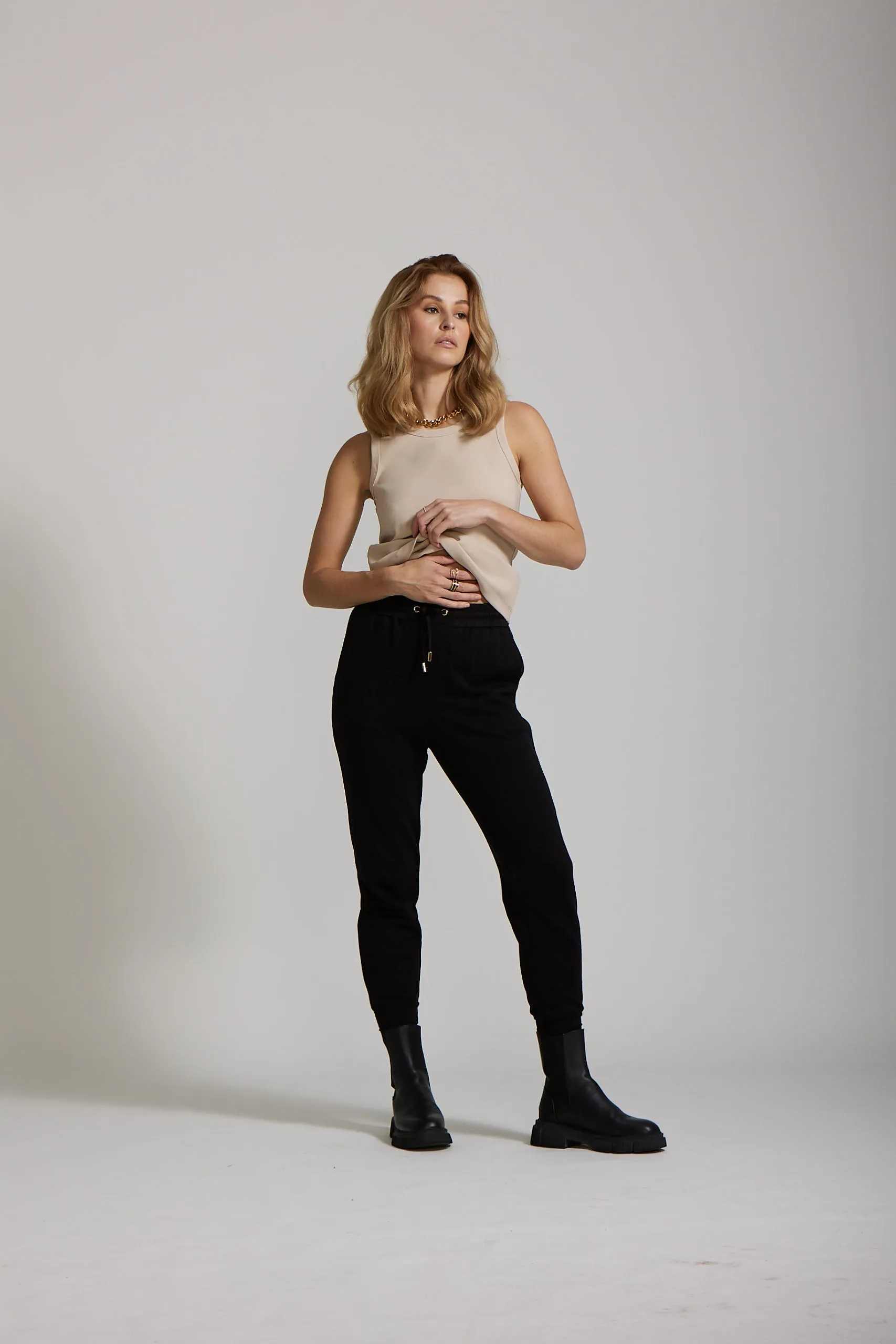 Larisa Pant - Black