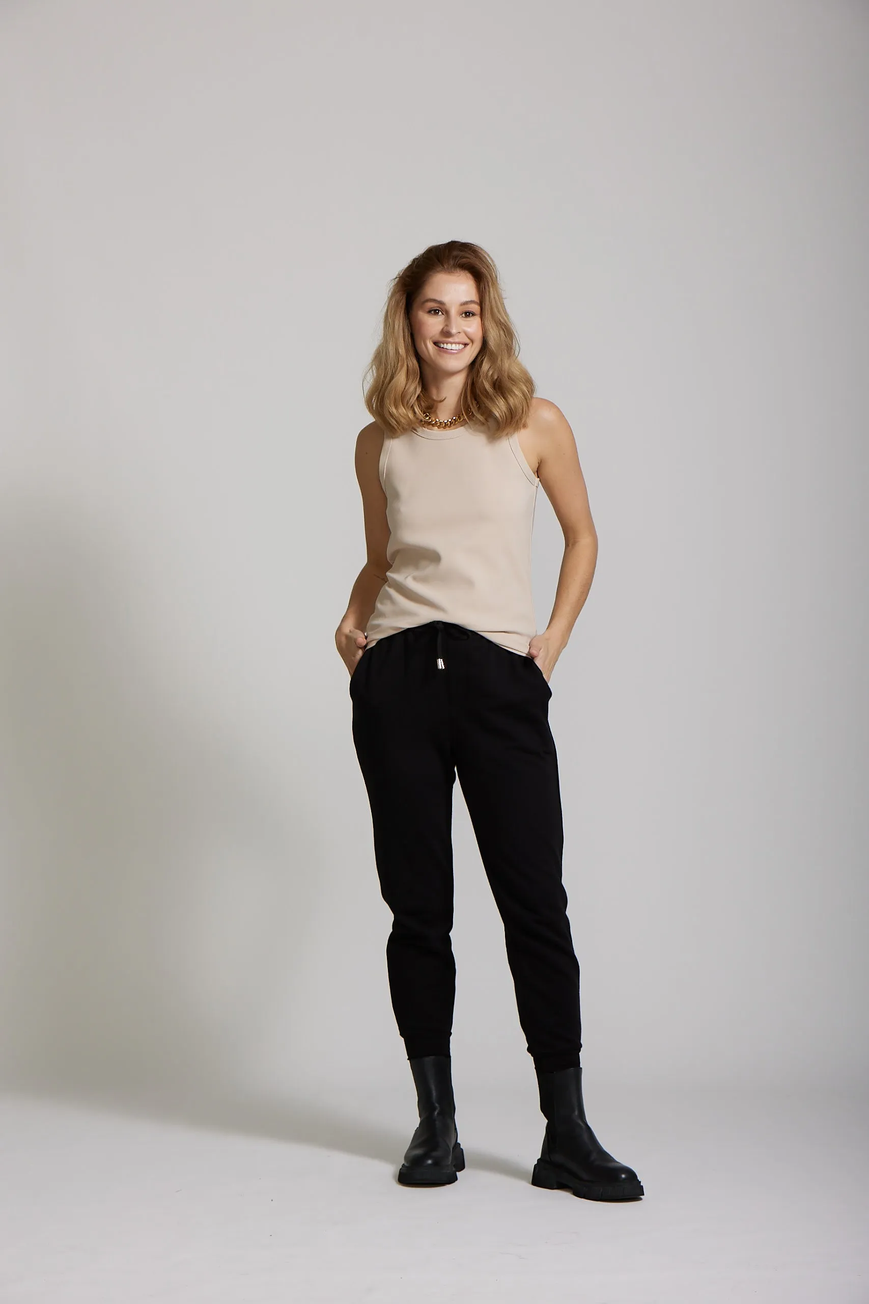 Larisa Pant - Black