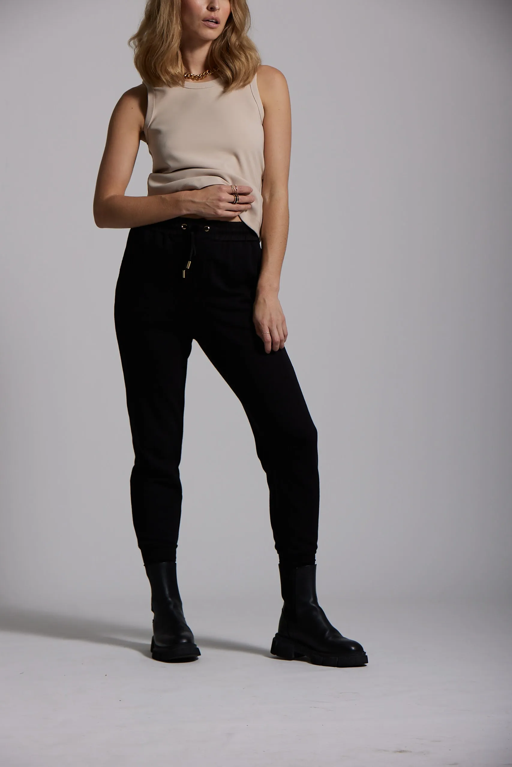 Larisa Pant - Black