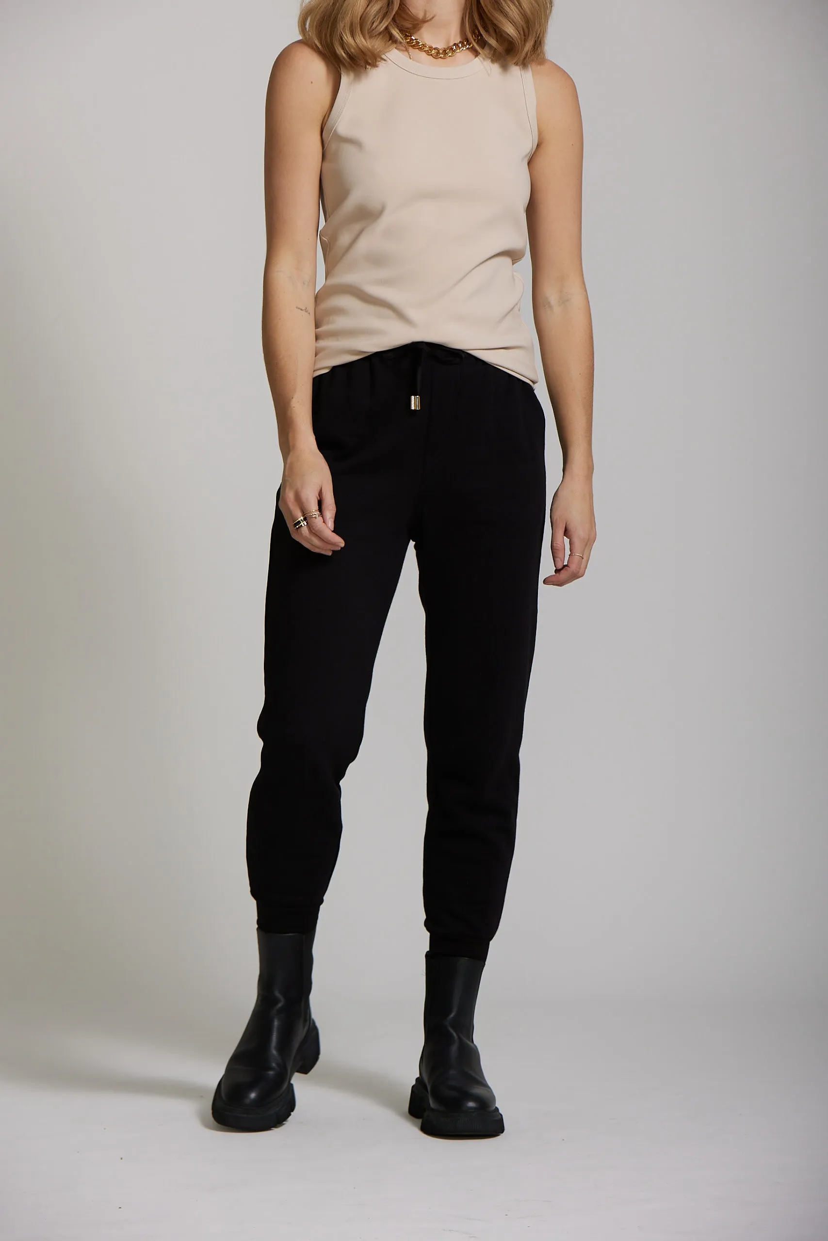 Larisa Pant - Black